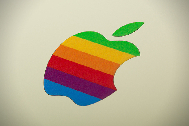 Retro-MacBook-by-ColorWare-1